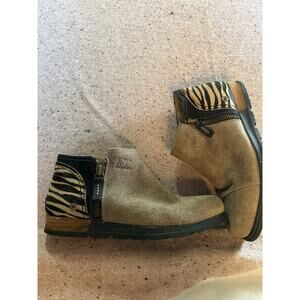 Sorel Suede Booties Women's 6 Taupe Tiger Zebra Animal Striped Heel